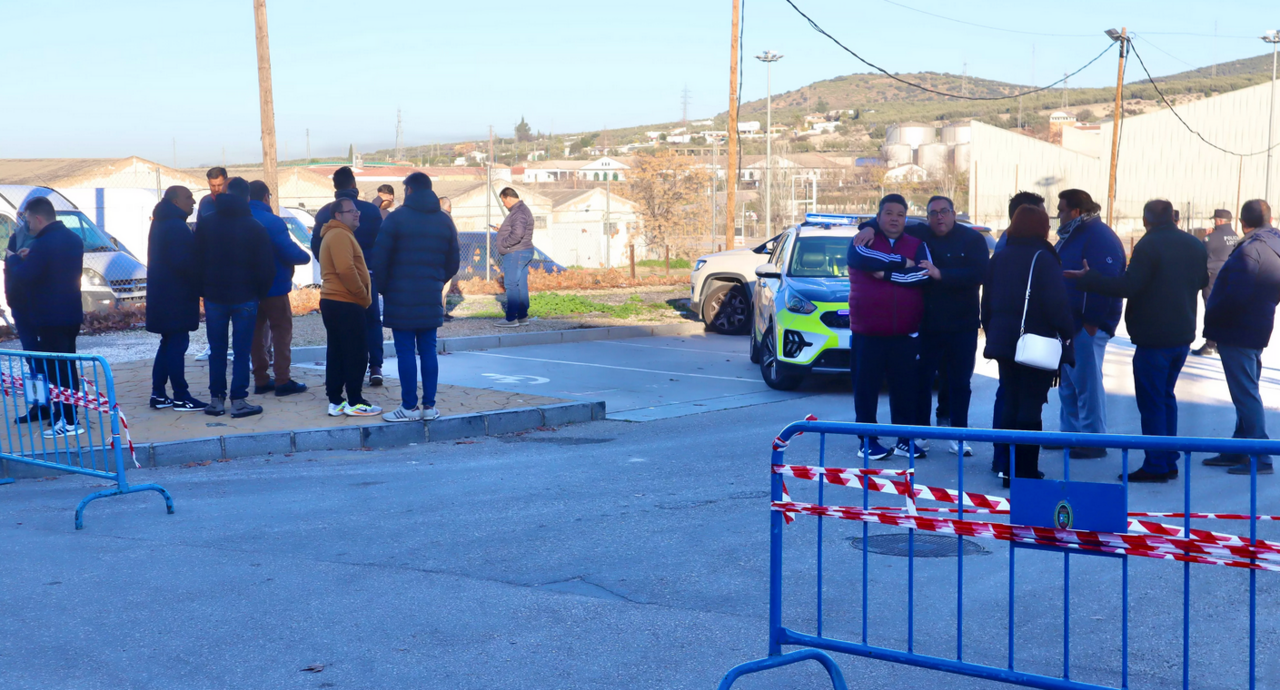 Concentración de los vendedores en la entrada al mercadillo de Lucena esta mañana