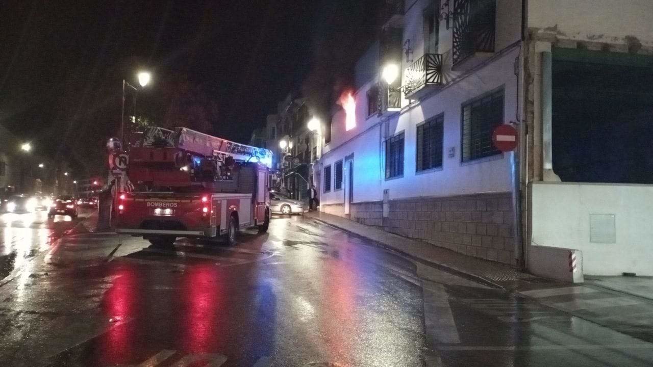 Los bomberos junto al edificio de la calle Granada en el que se produjo el incendio