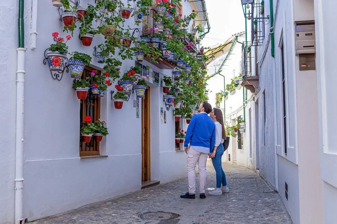 Una pareja de turistas en el barrio de la Villa de Priego de C&oacute;rdoba.