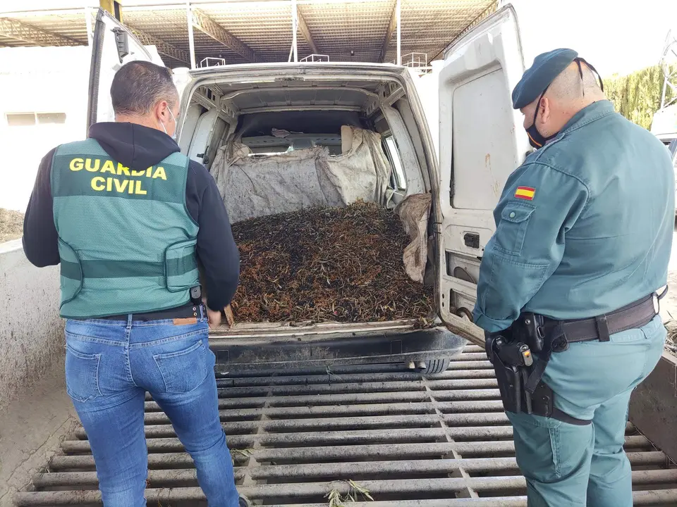 Agentes de la Guardia Cviil durante el pesaje y descarga de uno de los veh&iacute;culos interceptados