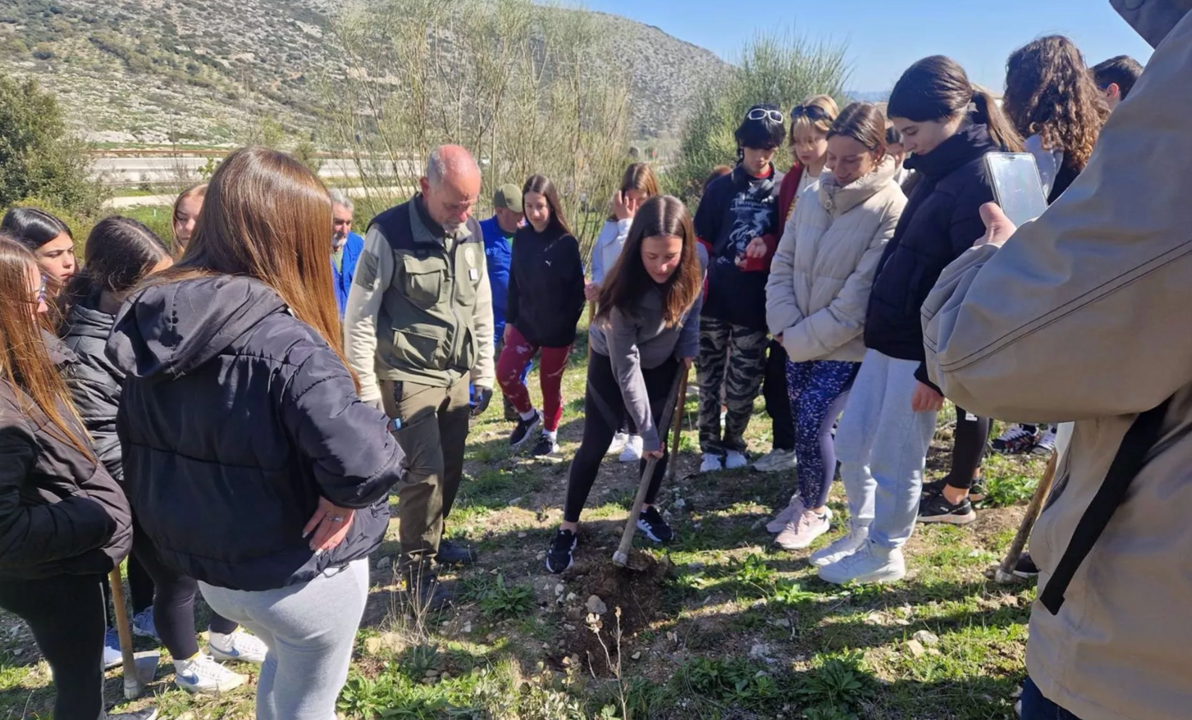 Alumnos durante los trabajos de repoblaci&oacute;n en la zona de Santa Rita