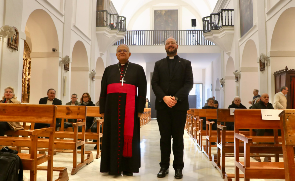 El Obispo de Córdoba, Demetrio Fernández, y el párroco, Eugenio Bujalance, durante la visita realizada al templo