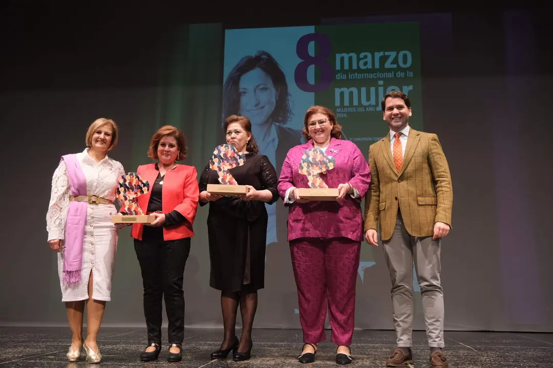 Las homenajeadas en esta edición junto al alcalde de Cabra y la edil de Igualdad