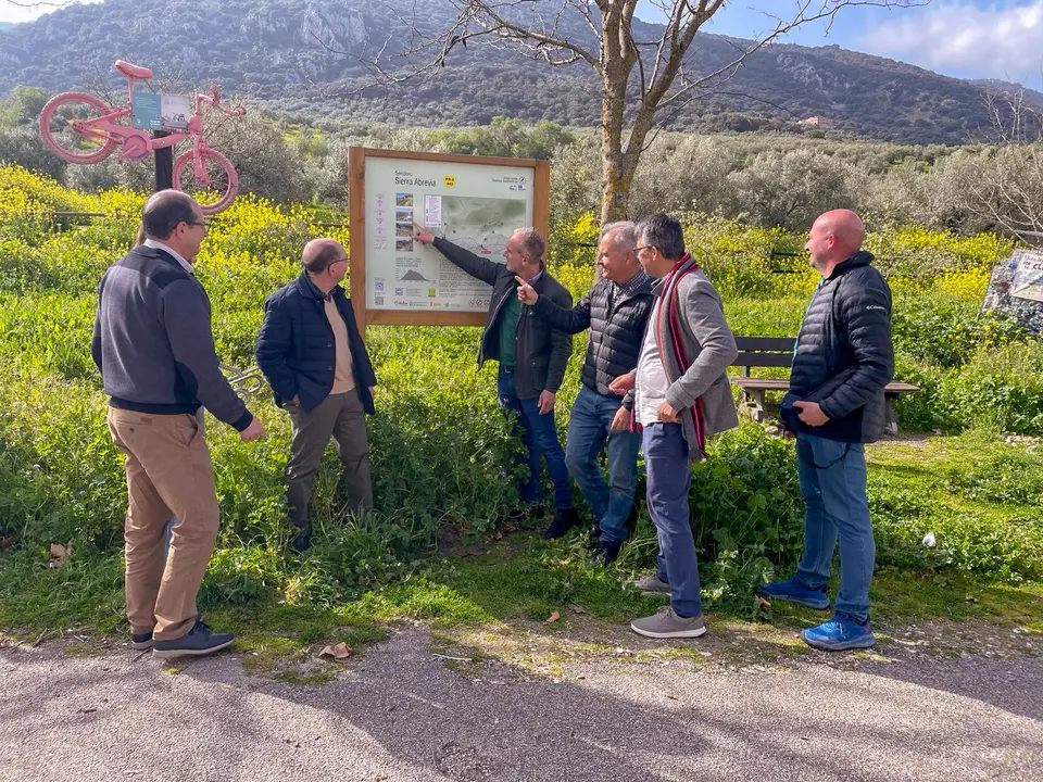 Las autoridades en el punto de inicio del sendero