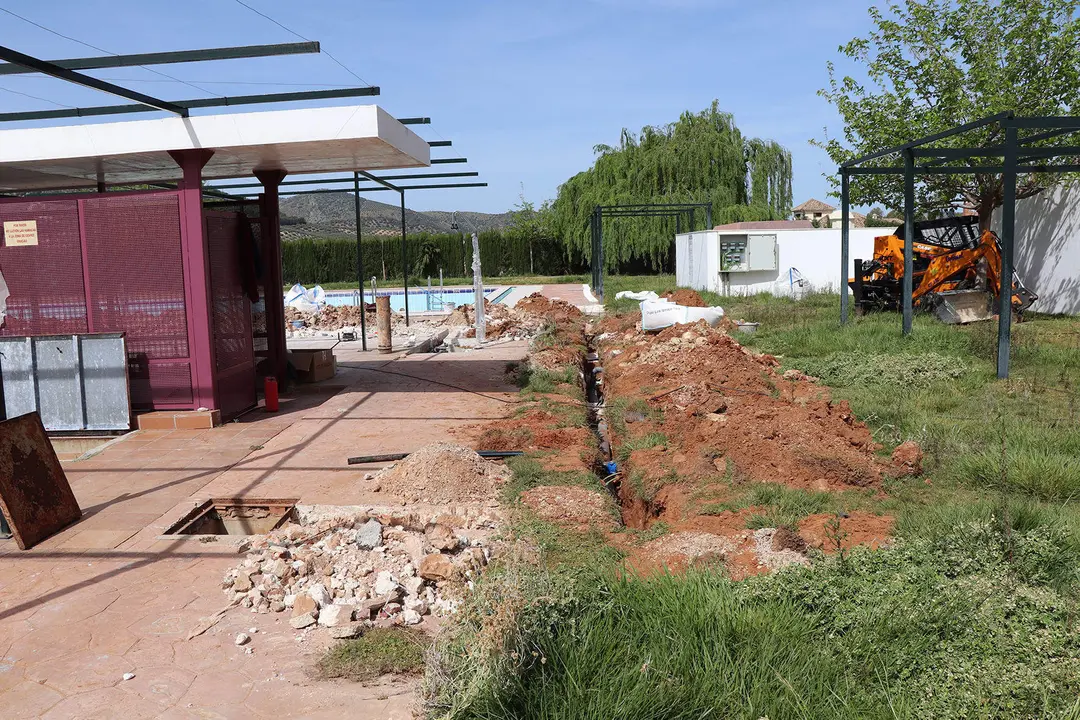 Trabajos en la piscina municipal de Iznájar