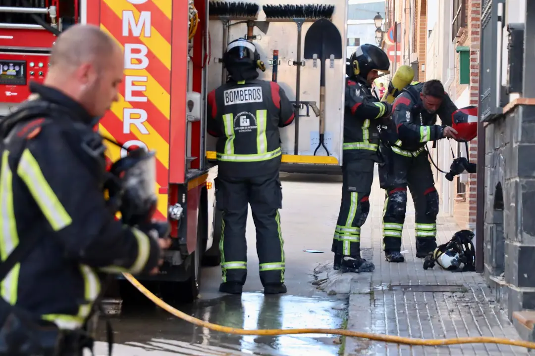 Los bomberos de Lucena durante su intervención en el incendio. Foto: SubbéticaHoy