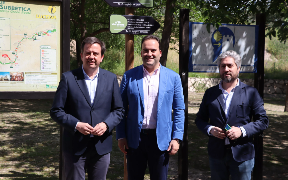 Juan Ramón Valdivia junto al alcalde de Lucena, Aurelio Fernández y el edil de Turismo, Francisco Barbancho, esta mañana en la Estación