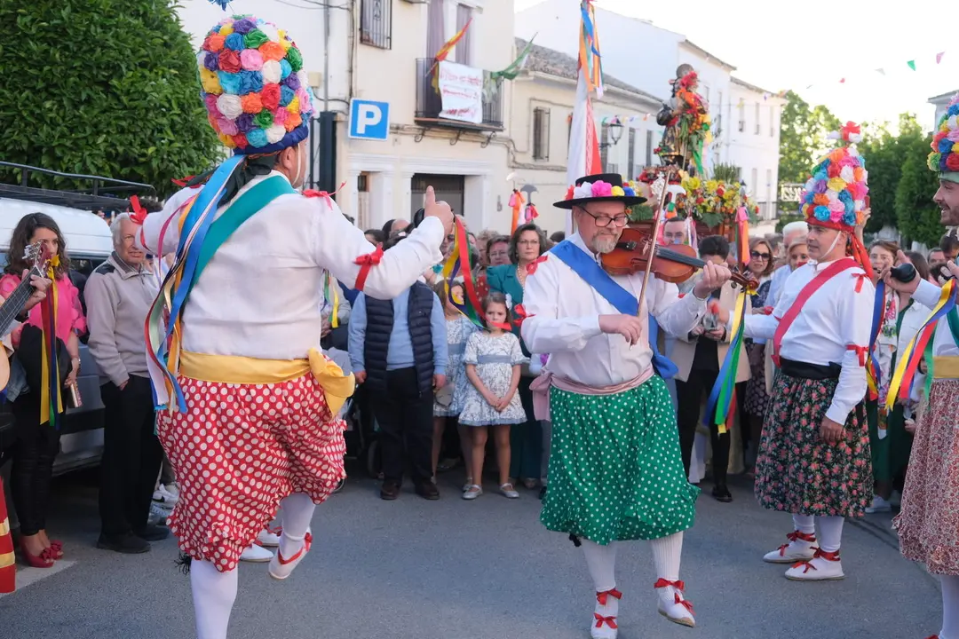 Los Danzantes de Fuente T&oacute;jar ante la procesi&oacute;n de San Isidro Labrador