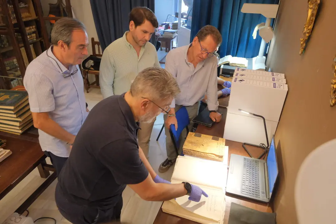 Visita a los trabajos de digitalización del Archivo Histórico Municipal