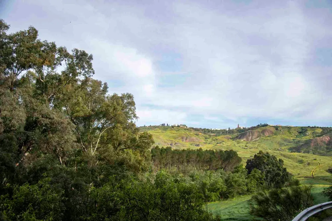 Parque de la Grieta. Vista desde el r&iacute;o (Imagen: Ayto. Benamej&iacute;)