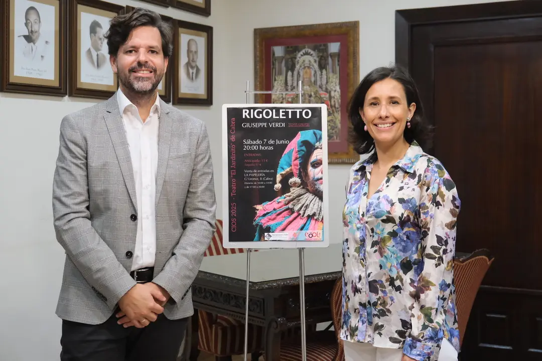 la delegada municipal de Cultura, M. Sierra Sabariego, junto con el responsable de CIOS y Córdoba Ópera Lab, Alberto Cubero.