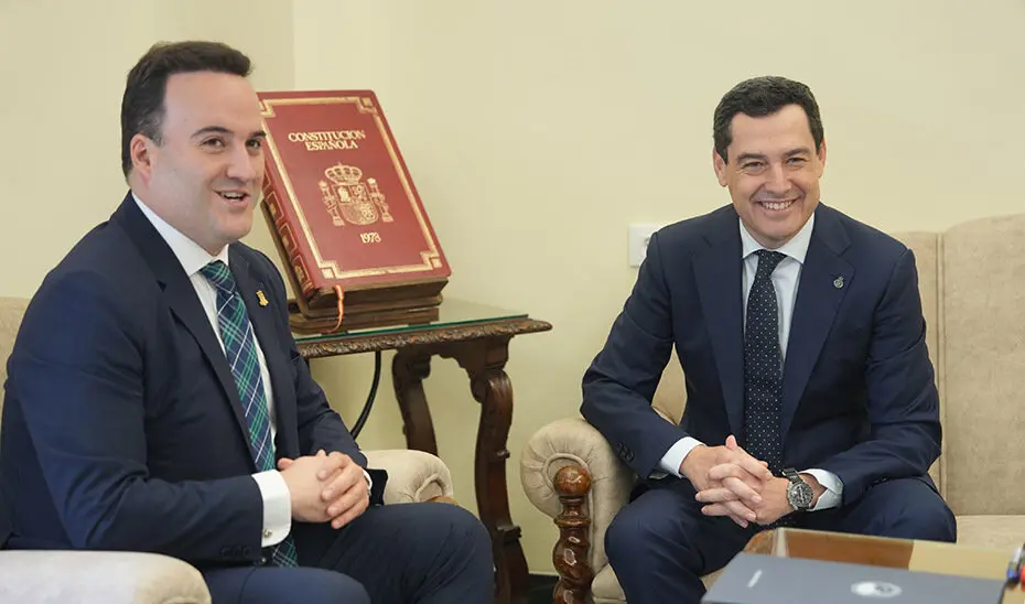 El alcalde de Priego, Juan Ramón Valdivia, junto al presidente de la Junta, Juanma Moreno.