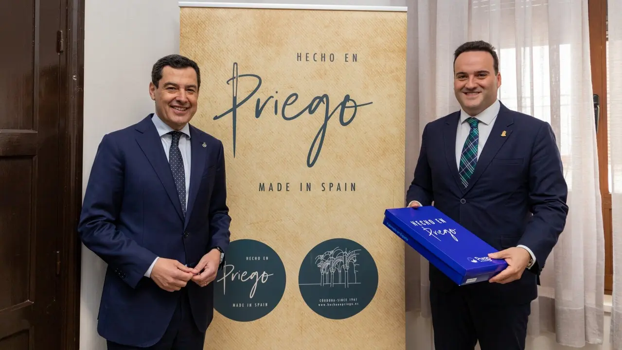 El presidente de la Junta de Andalucía, Juanma Moreno y el alcalde de Priego Juan Ramón Valdivia