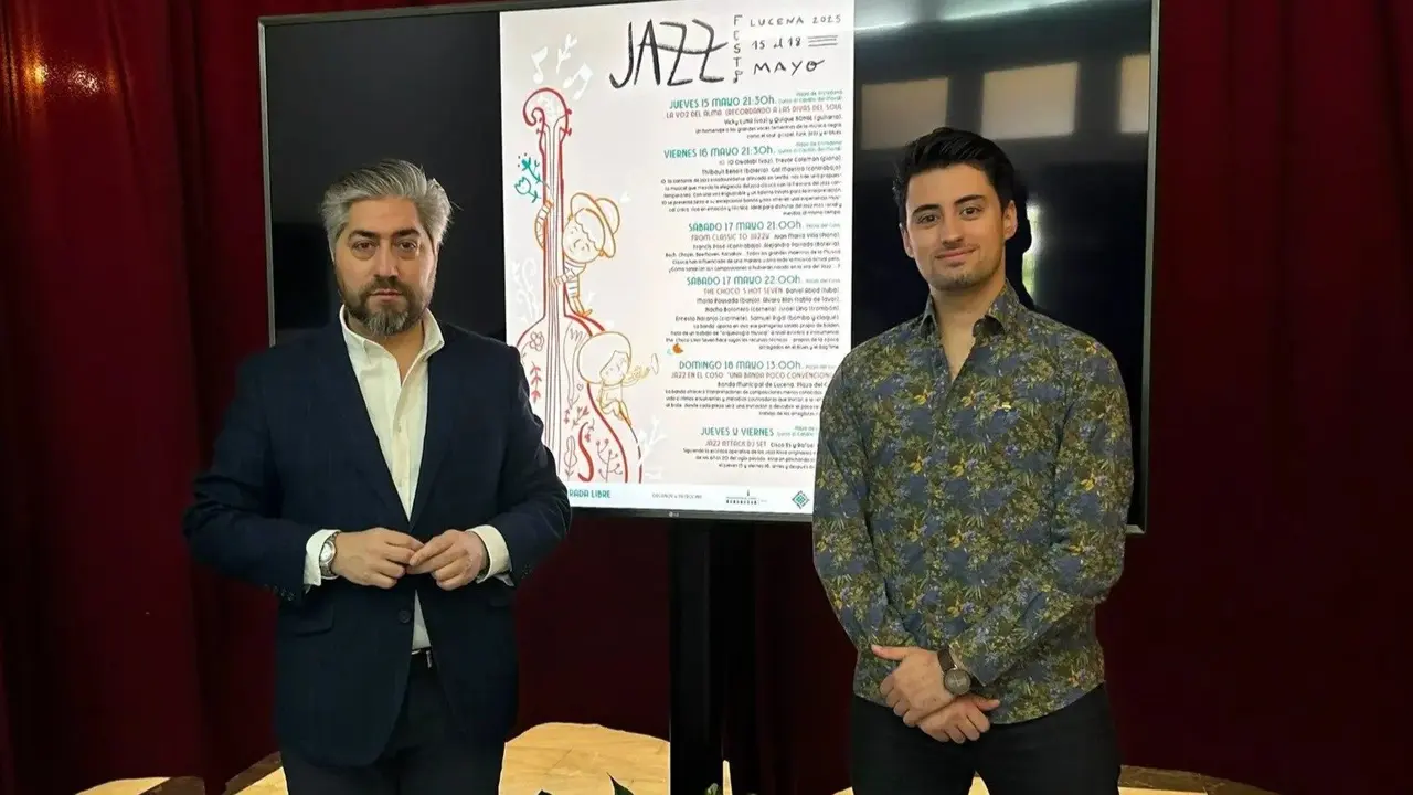 Francisco Barbancho y Juan Maria Villa junto al cartel de este Festival de Jazz de Lucena