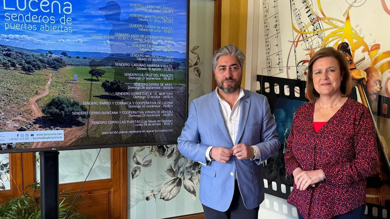 Francisco Barbancho, concejal de Turismo y Emilia Gálvez, técnico de la Delegación de Turismo del Ayuntamiento de Lucena, presentan el programa “Senderos de Puertas Abiertas”