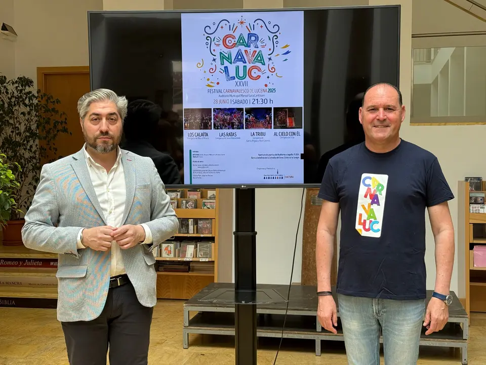 Francisco Barbancho, concejal de Cultura y Arcangel Bemar, asesor de Carnavaluc, presentan las novedades en la Biblioteca Municipal