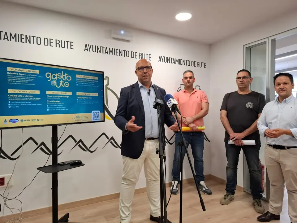 David Ruiz Cobos, alcalde de Rute, presenta ante la prensa la iniciativa Gastro Rute 2025