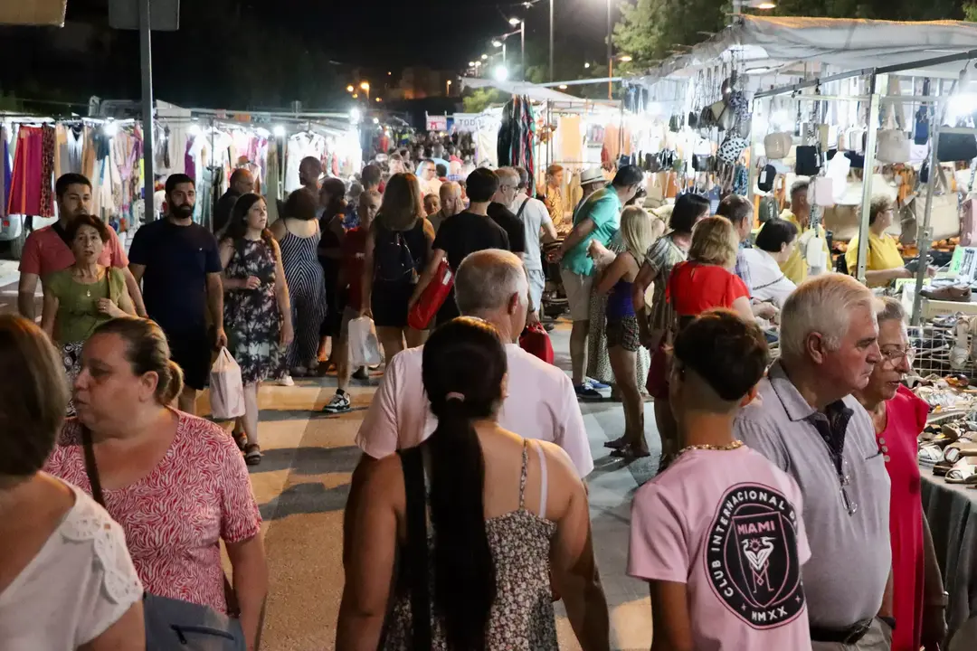 Archivo - Celebraci&oacute;n del mercadillo de Lucena en horario nocturno durante el pasado verano