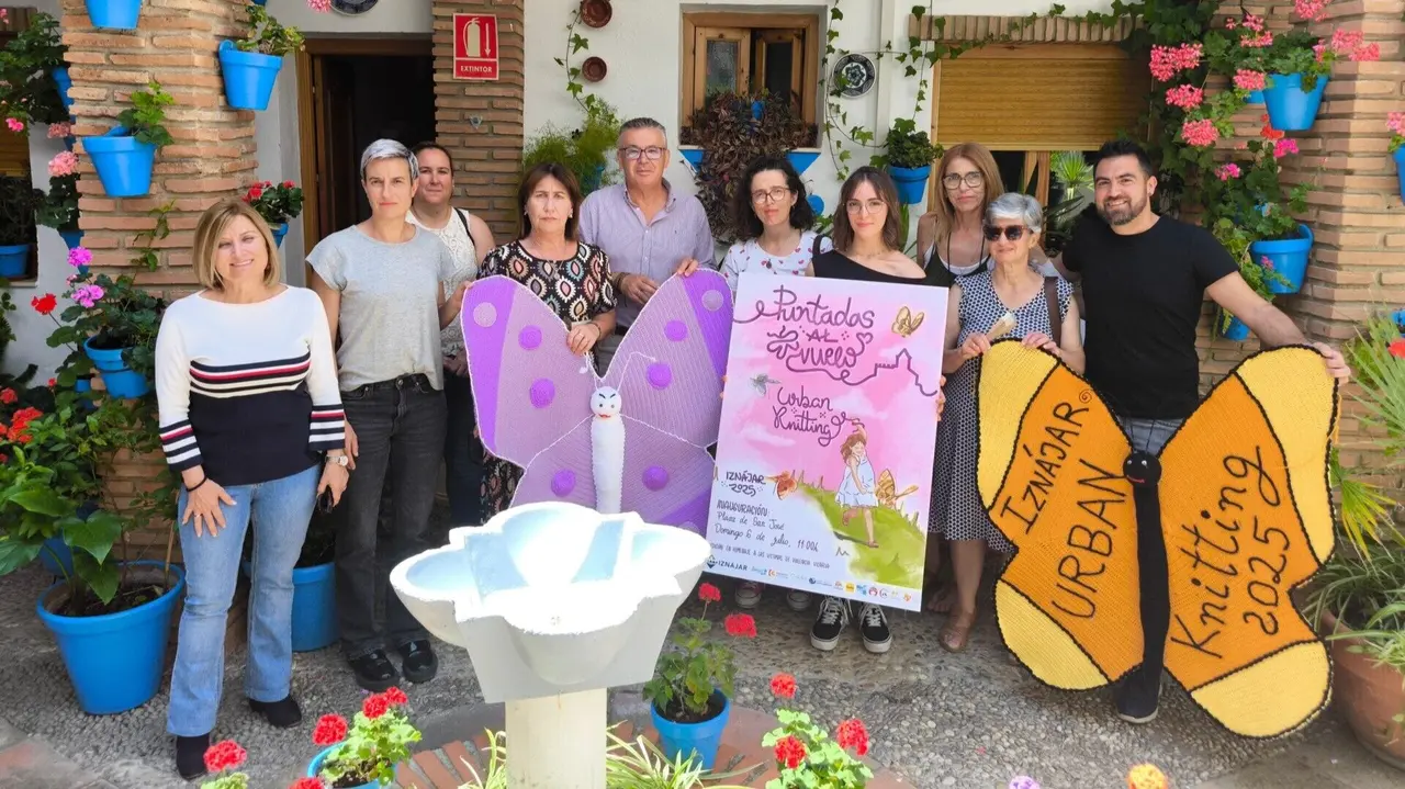 Presentaci&oacute;n del cartel de una nueva edici&oacute;n del proyecto Urban Knitting 2025, en el Ayuntamiento de Izn&aacute;jar
