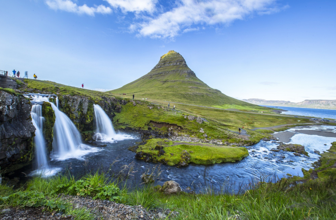 La famosa monta&ntilde;a Kirkjufellsfoss y el r&iacute;o Barnafoss en Islandia. Foto: Freepik