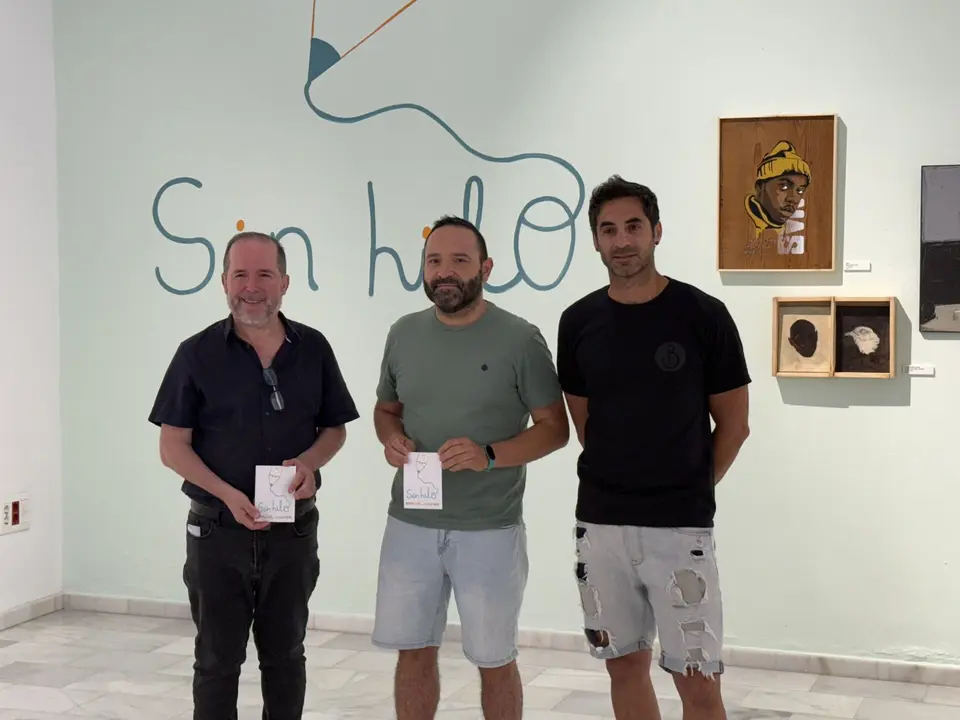 Julio Flores, Fernando Som&eacute; y Jorge R. Torres durante la presentaci&oacute;n de la muestra