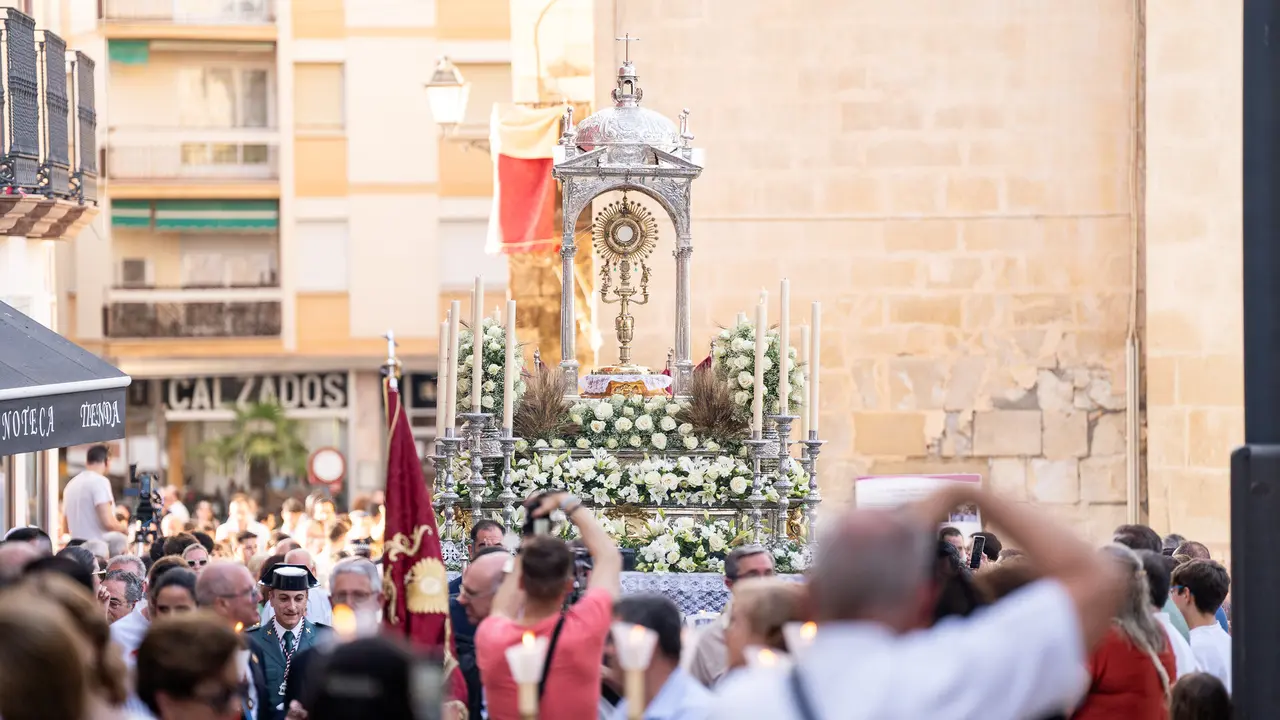 Solemne procesi&oacute;n del Corpus Christi tras su salida de la Parroquia de San Mateo en Lucena