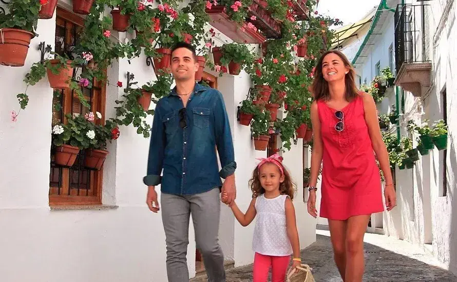 Turistas en el barrio de la Villa de Priego de C&oacute;rdoba (Foto: Turismo de Priego)
