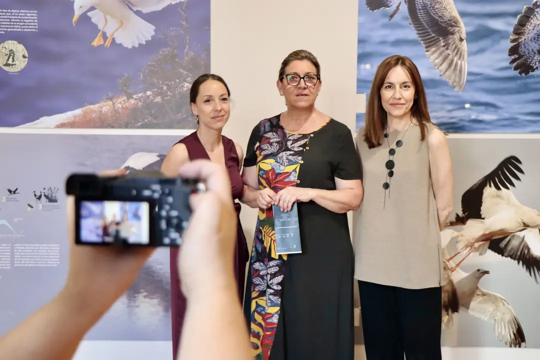 Charo Valverde y t&eacute;cnicos de la delegaci&oacute;n de Medio Ambiente al cuidado de la exposici&oacute;n 'Platisfera' en el Palacio de Santa Ana