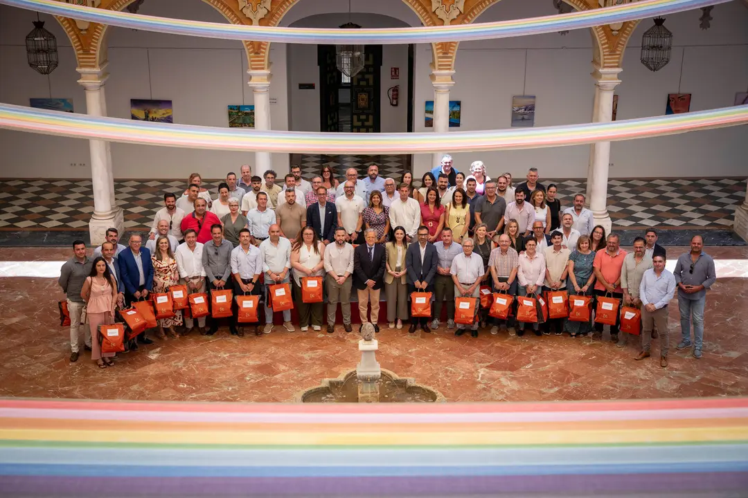Foto de familia con los representantes municipales asistentes a la jornada informativa del programa programa &lsquo;Diputaci&oacute;n Contrata&rsquo;