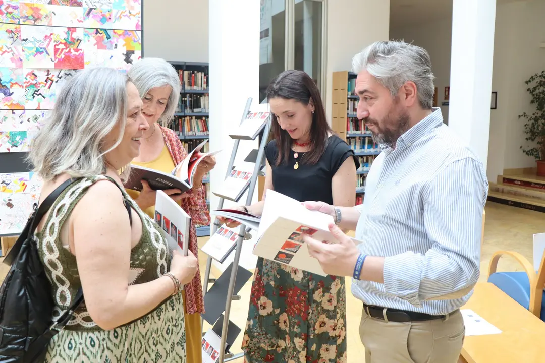 Un momento durante la presentaci&oacute;n de la publicaci&oacute;n y el proyecto educativo en la Biblioteca Municipal