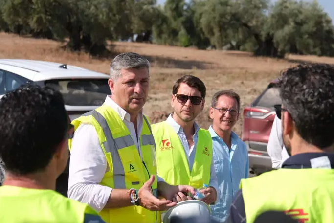 Acosta y Priego (centro) en la visita a la obra de la Comunidad de Regantes de Cabra para nuevos regad&iacute;os abastecidos con aguas regeneradas.
- JUNTA DE ANDALUC&Iacute;A
