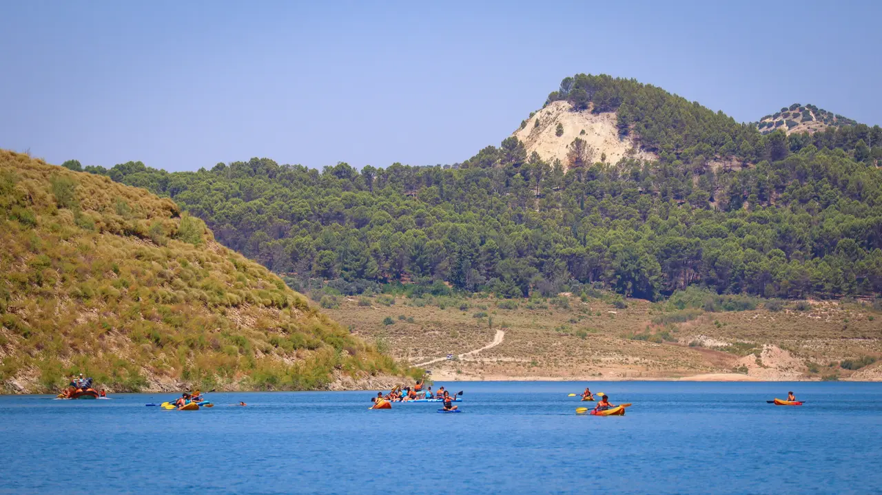 Vista de La Camorra desde el Pantano de Iznájar en Rute