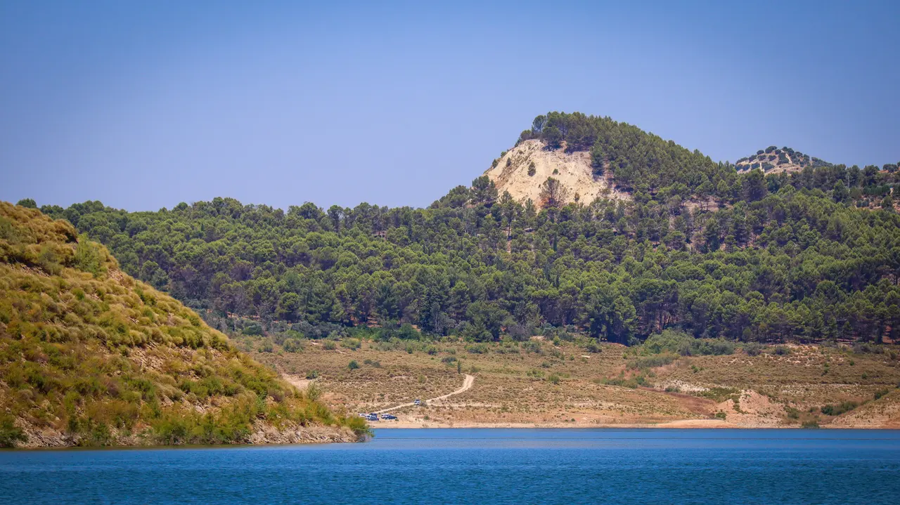 Vista de La Camorra desde el Pantano de Iznájar en Rute
