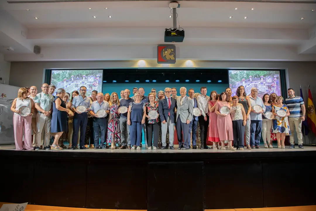 Foto grupal con representantes y premiados en el X Concurso de patios de Diputaci&oacute;n