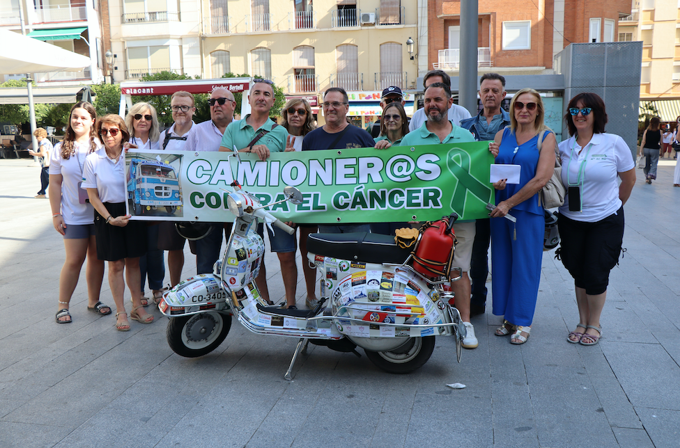 Miembros de los colectivos implicados en esta iniciativa posan junto a las "vespas" en la Plaza Nueva