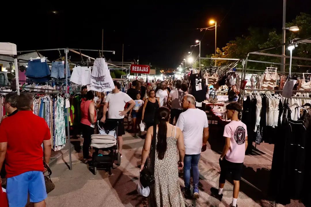Mercadillo nocturno. (Imagen de archivo).