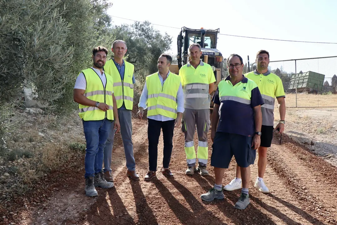 Javier Pineda junto a t&eacute;cnicos de la delegaci&oacute;n y personal del Parque de Maquinaria de la Subb&eacute;tica Cordobesa en el camino de la Molina, esta ma&ntilde;ana