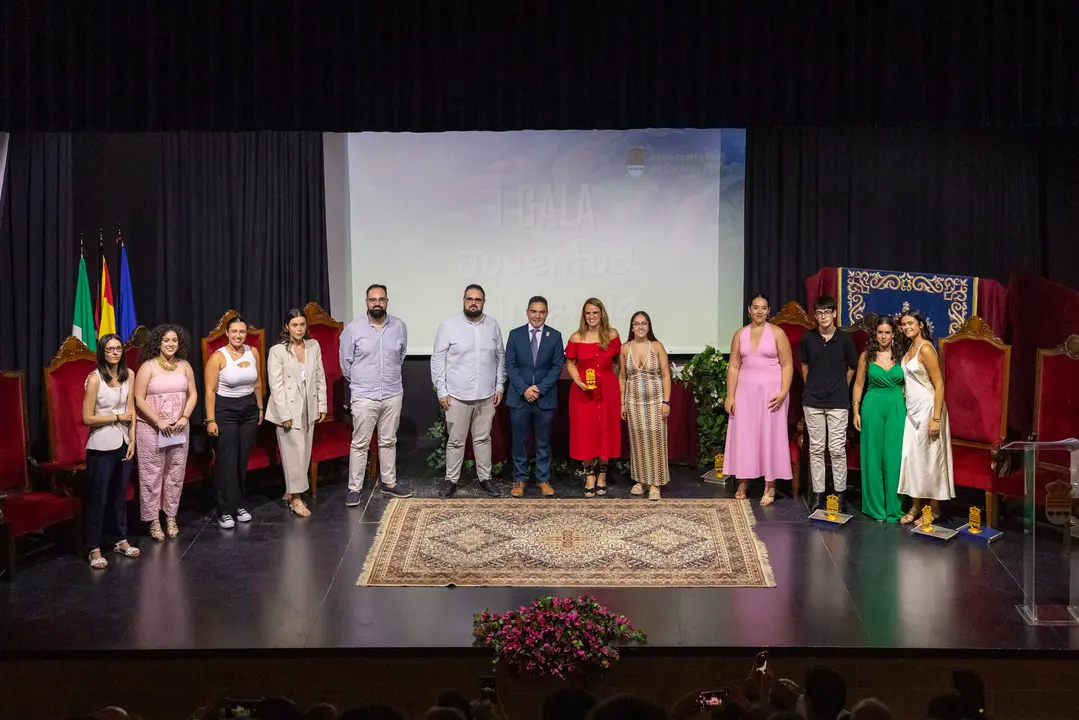 Autoridades y galardonados en la I Gala Juventud e Infancia en Encinas Reales