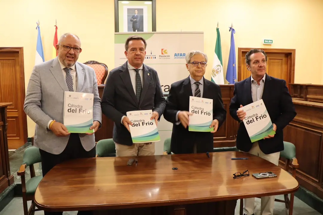 Uno de los instantes de la firma del acuerdo