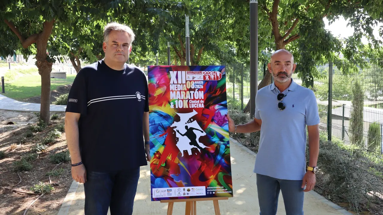 El concejal de Deportes del Ayto. de Lucena, &Aacute;ngel Novillo; y el presidente del Club Marat&oacute;n Lucena y coordinador t&eacute;cnico de la prueba, Pedro D&iacute;az; durante la presentaci&oacute;n celebrada en el Parque Europa