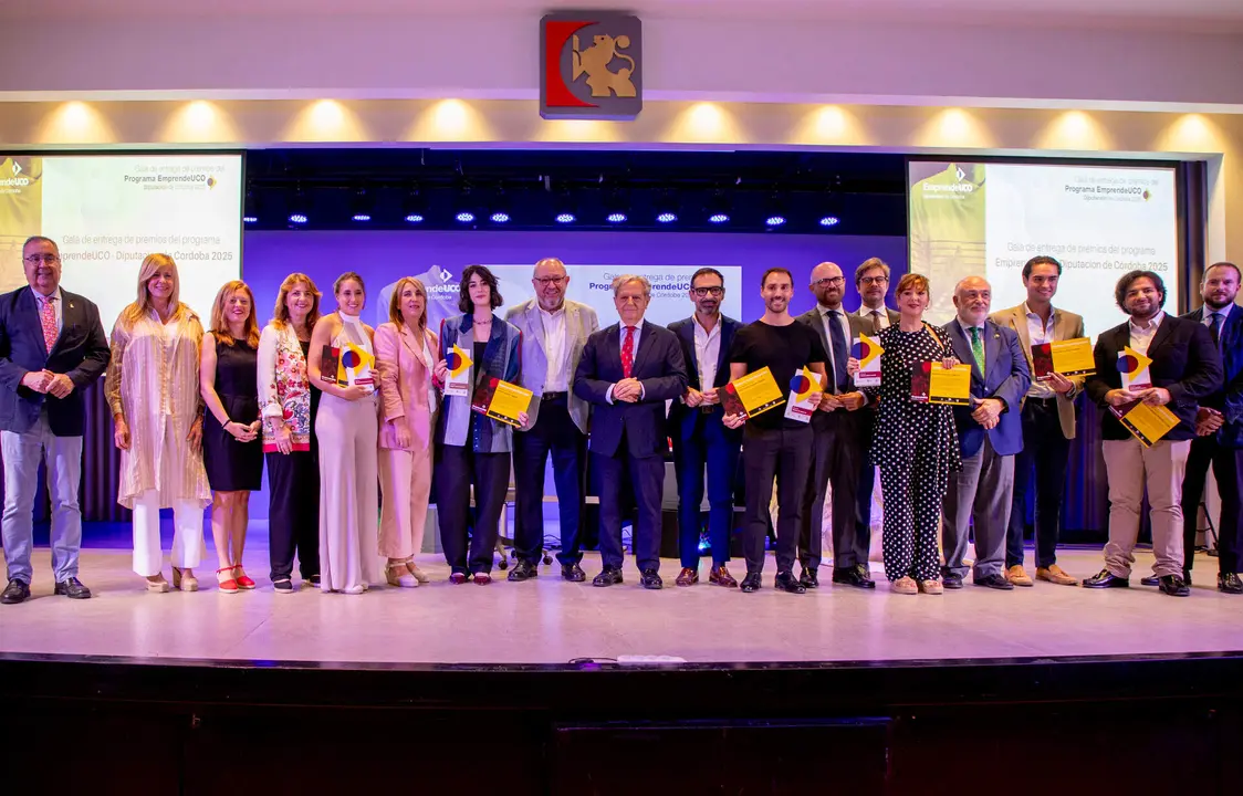 Premiados y autoridades en la Gala EmprendeUCO 2025