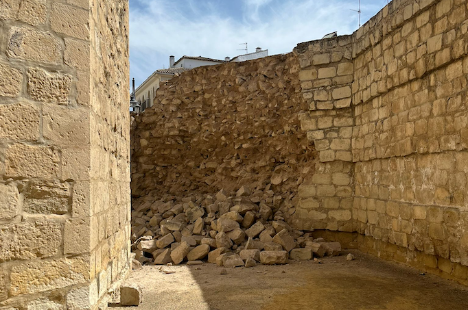 Estado en el que ha quedado la muralla tras su derrumbe parcial.
