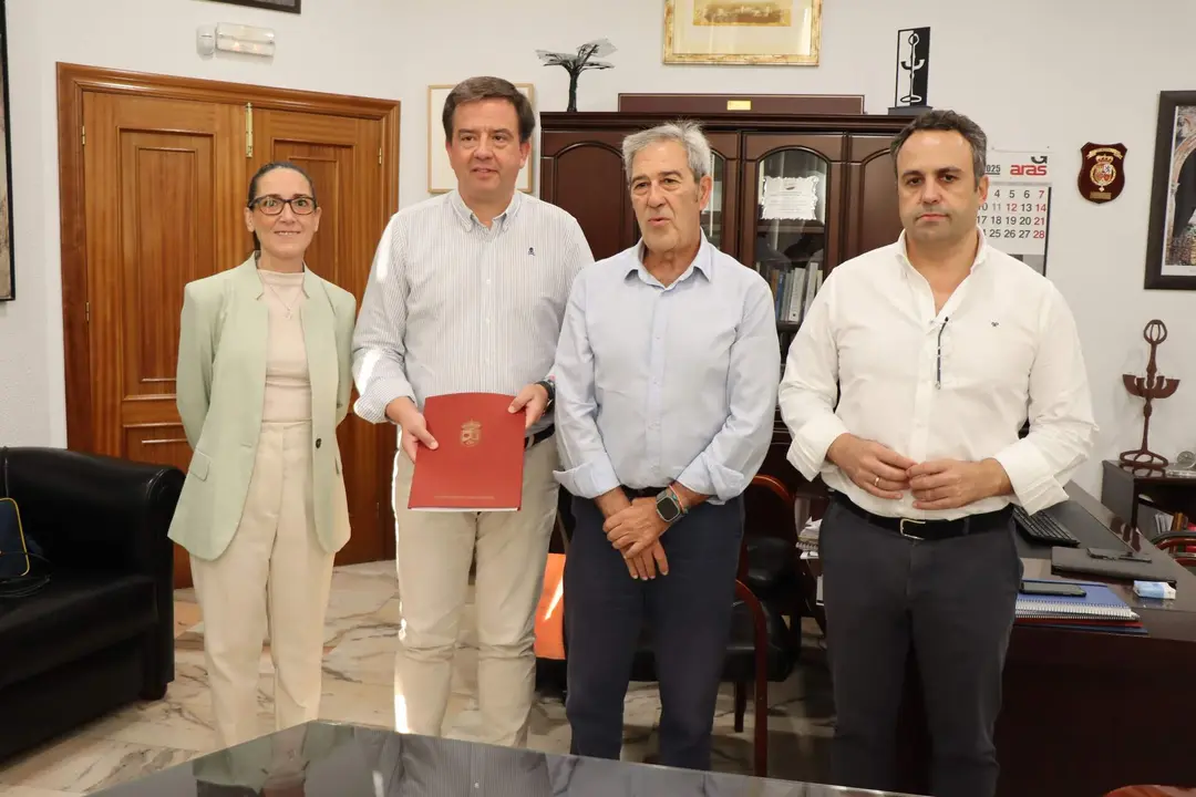 Firma del convenio de colaboraci&oacute;n entre el ayuntamiento y la DOP Aceite de Lucena