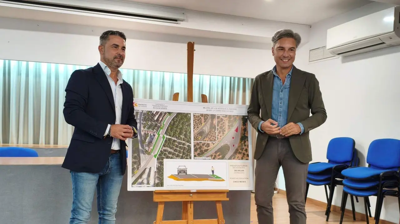 El alcalde de la Villa y Se&ntilde;or&iacute;o de Zuheros, Juanma Poyato, y el vicepresidente primero de la Diputaci&oacute;n de C&oacute;rdoba, Andr&eacute;s Lorite, durante la presentaci&oacute;n del acuerdo.