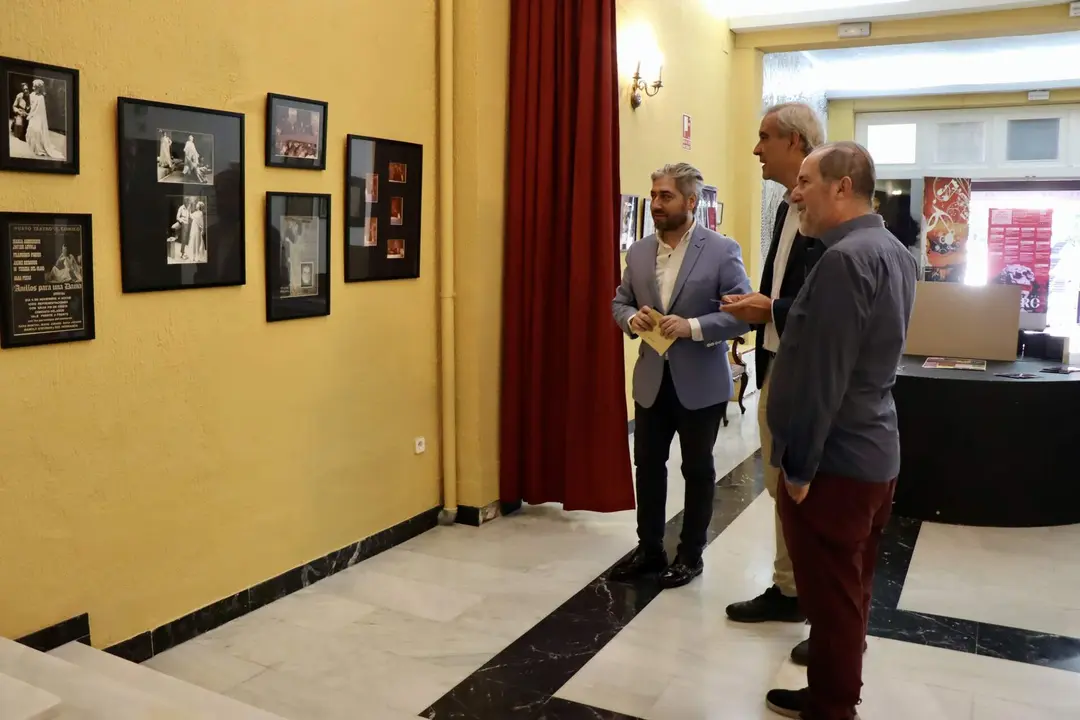 Julio Flores, Jos&eacute; Mar&iacute;a Gala y Francisco Barbancho durante la visita a la exposici&oacute;n