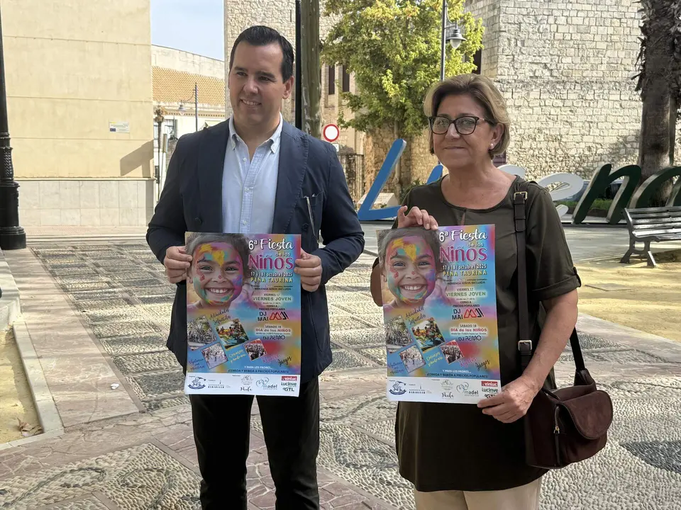 Francisco Pineda, portavoz de la Pe&ntilde;a Amigos de los Magos y Charo Valverde, concejal de Urbanismo durante la presentaci&oacute;n de la actividad