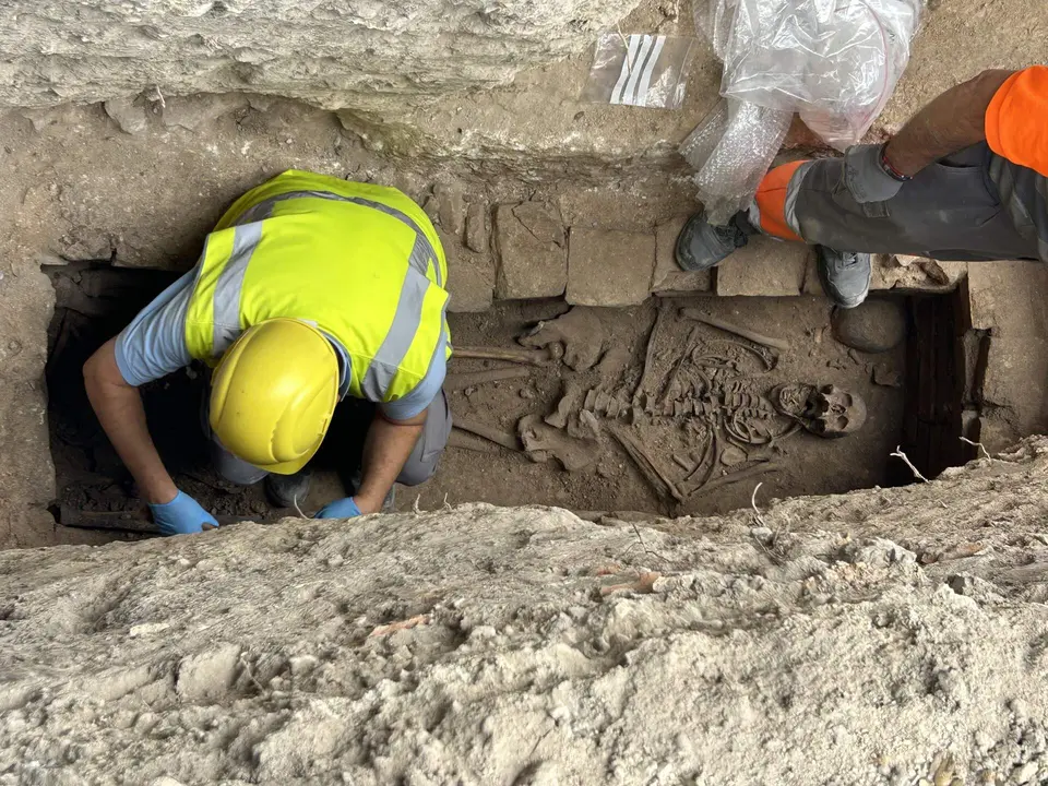 Trabajos de exhumaci&oacute;n de los restos humanos encontrados en la tumba de la plaza Ruiz de Castroviejo en Lucena