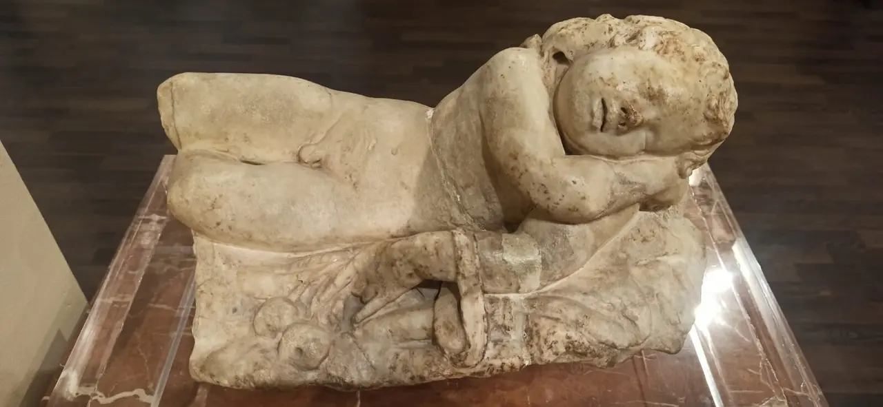 Representaci&oacute;n en piedra del Dios Eros