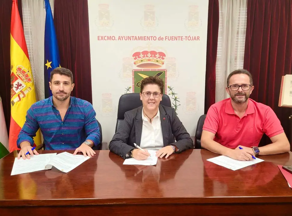 Firma del contrato de la segunda fase de la futura Oficina de Turismo y Aula de Formación Homologada