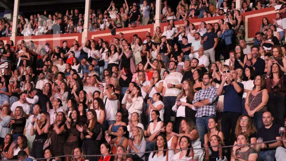 Grader&iacute;os llenos en el concierto de Manuel Turizo en la Plaza de Toros de Lucena